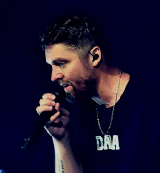 Hire Brett Young. Booking Brett Young information.