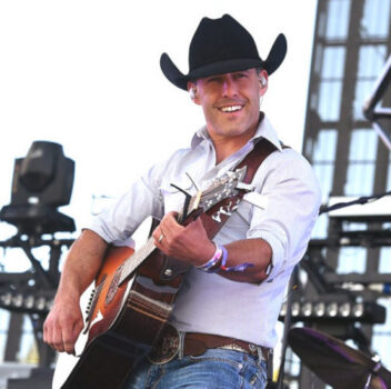 Hire Aaron Watson. Booking Aaron Watson information.