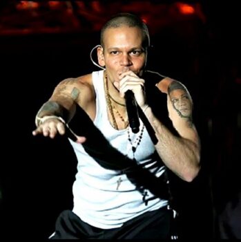 Hire Residente. Booking Residente information.