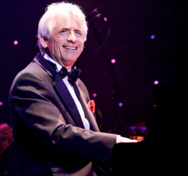 Hire David Benoit. Booking David Benoit information.