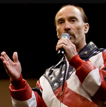Hire Lee Greenwood. Booking Lee Greenwood information.
