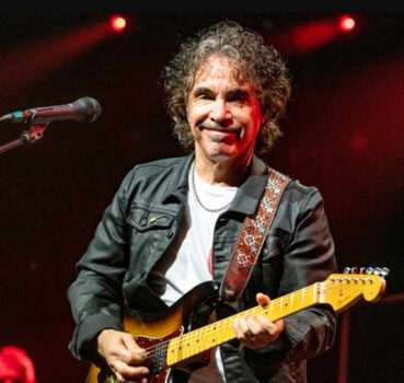 Hire John Oates. Booking John Oates information.