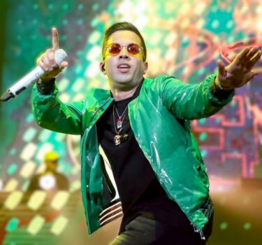 Hire De la Ghetto. / Booking De la Ghetto information.