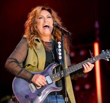 Hire Jo Dee Messina. Booking Jo Dee Messina information.