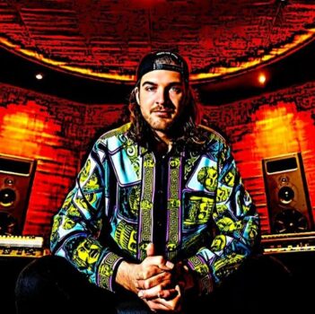 Hire Reinier Zonneveld. Booking Reinier Zonneveld information.