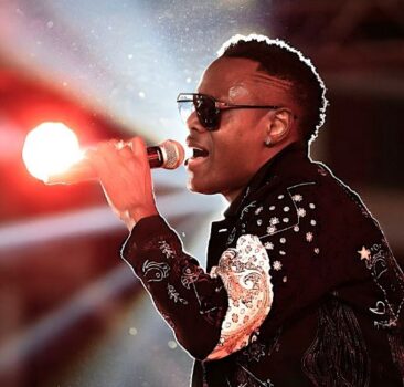 Hire Wayne Wonder. Booking Wayne Wonder information.