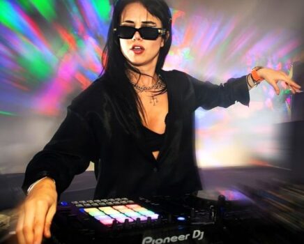 Hire Mariana Bo. Booking Mariana Bo information.